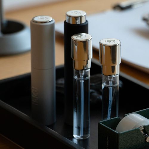HÄZE Tokyoの10mLリフィル式香水とRefillable Caseをデスク上に置いたイメージ